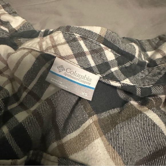Columbia women’s flannel size XS grey/white/tan - Picture 3 of 3